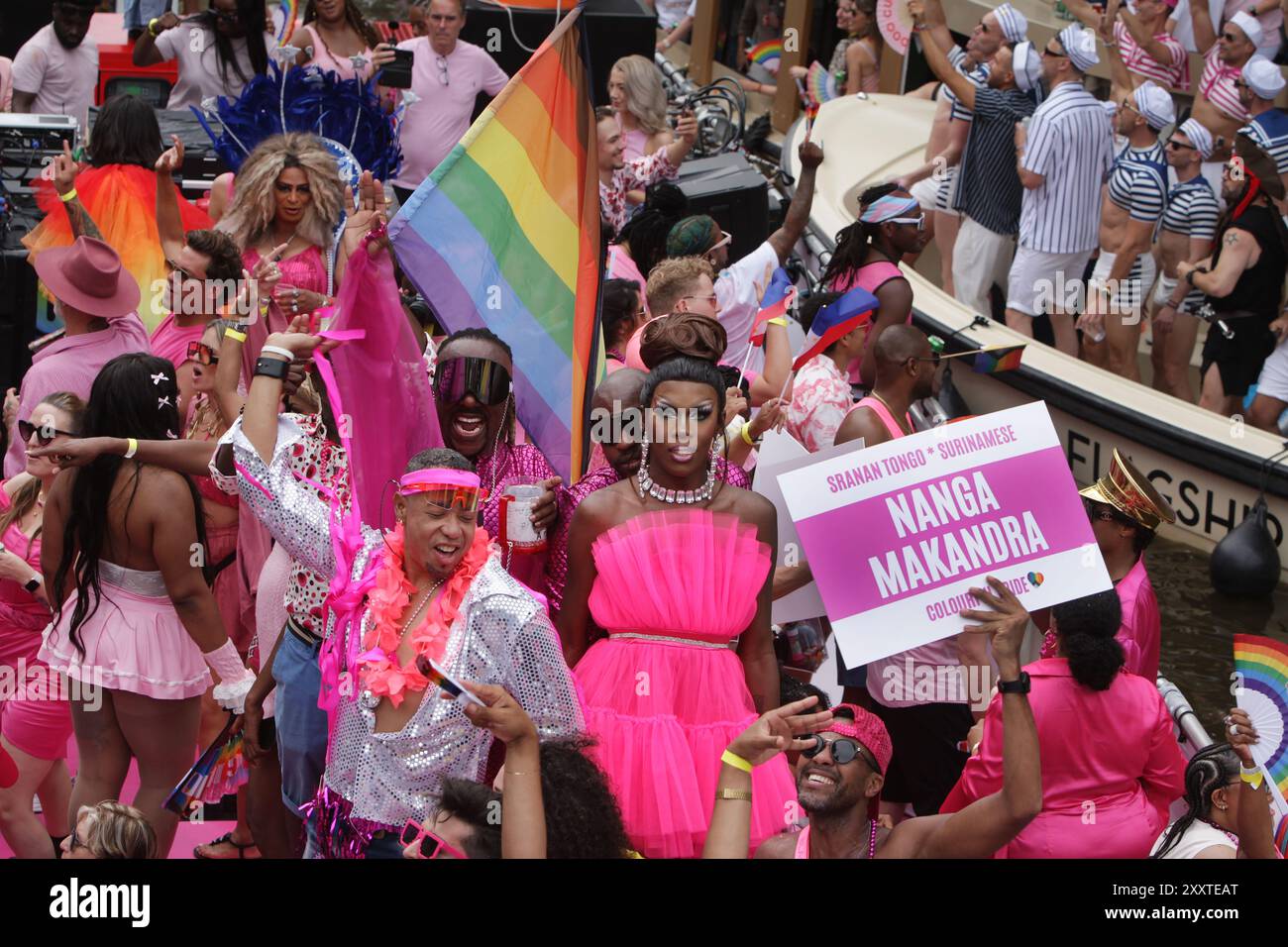 Fêtards on the Boat célèbre la parade LGBTQIA+ canal Pride sur le canal Prinsengracht avec le thème de cette année 'ensemble' le 3 août 2024 à AMS Banque D'Images