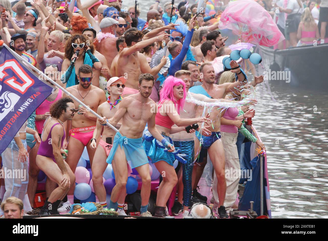 Fêtards on the Boat célèbre la parade LGBTQIA+ canal Pride sur le canal Prinsengracht avec le thème de cette année 'ensemble' le 3 août 2024 à AMS Banque D'Images
