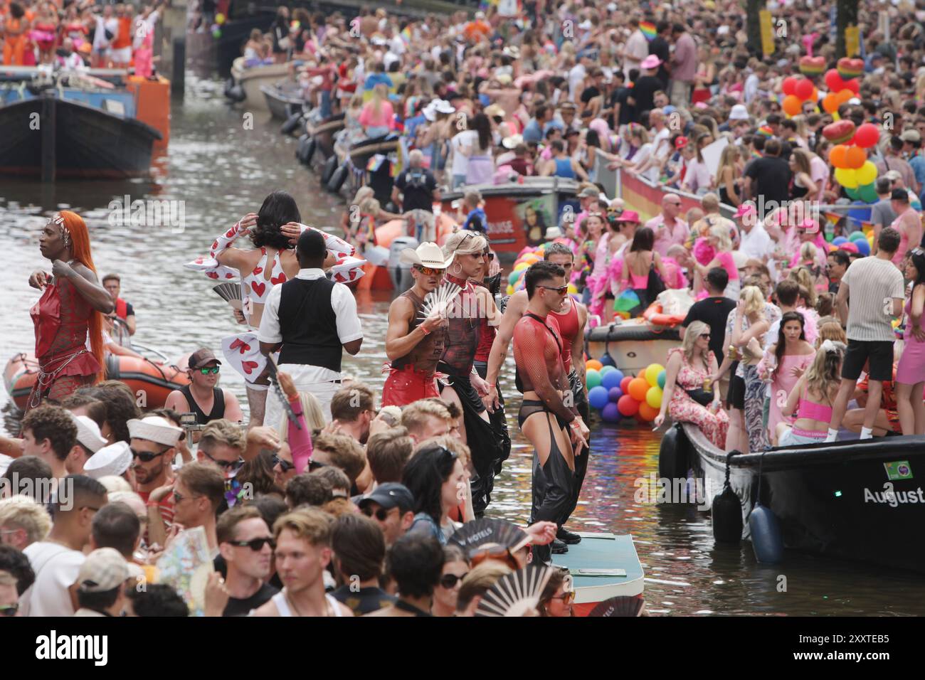Fêtards on the Boat célèbre la parade LGBTQIA+ canal Pride sur le canal Prinsengracht avec le thème de cette année 'ensemble' le 3 août 2024 à AMS Banque D'Images