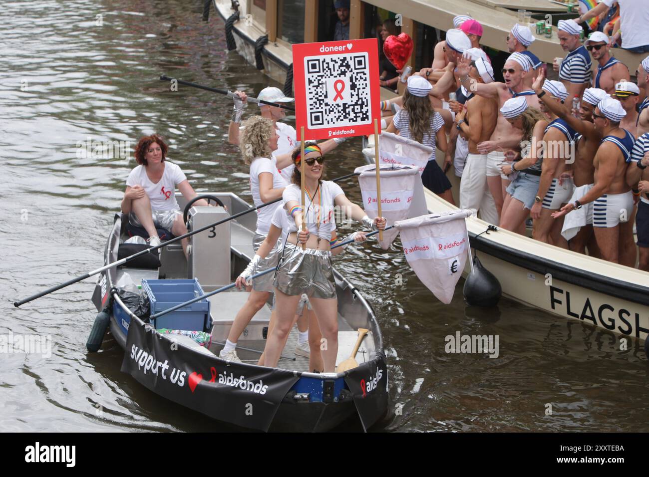 Fêtards on the Boat célèbre la parade LGBTQIA+ canal Pride sur le canal Prinsengracht avec le thème de cette année 'ensemble' le 3 août 2024 à AMS Banque D'Images