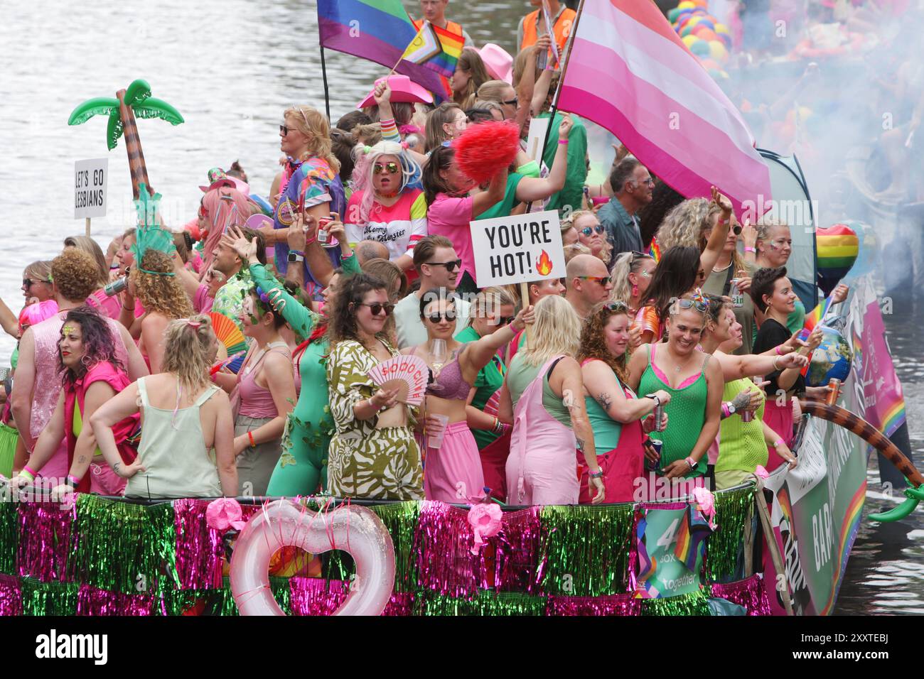 Fêtards on the Boat célèbre la parade LGBTQIA+ canal Pride sur le canal Prinsengracht avec le thème de cette année 'ensemble' le 3 août 2024 à AMS Banque D'Images