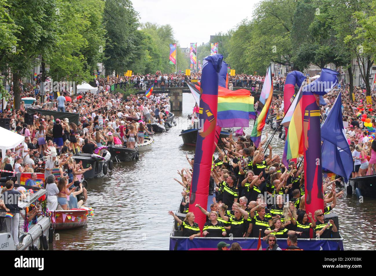 Fêtards on the Boat célèbre la parade LGBTQIA+ canal Pride sur le canal Prinsengracht avec le thème de cette année 'ensemble' le 3 août 2024 à AMS Banque D'Images
