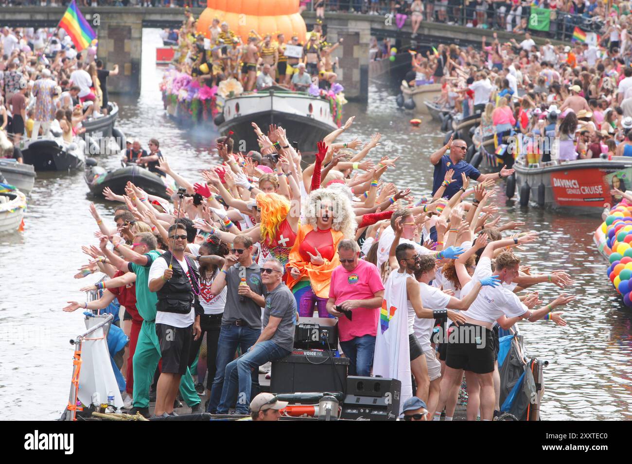 Fêtards on the Boat célèbre la parade LGBTQIA+ canal Pride sur le canal Prinsengracht avec le thème de cette année 'ensemble' le 3 août 2024 à AMS Banque D'Images