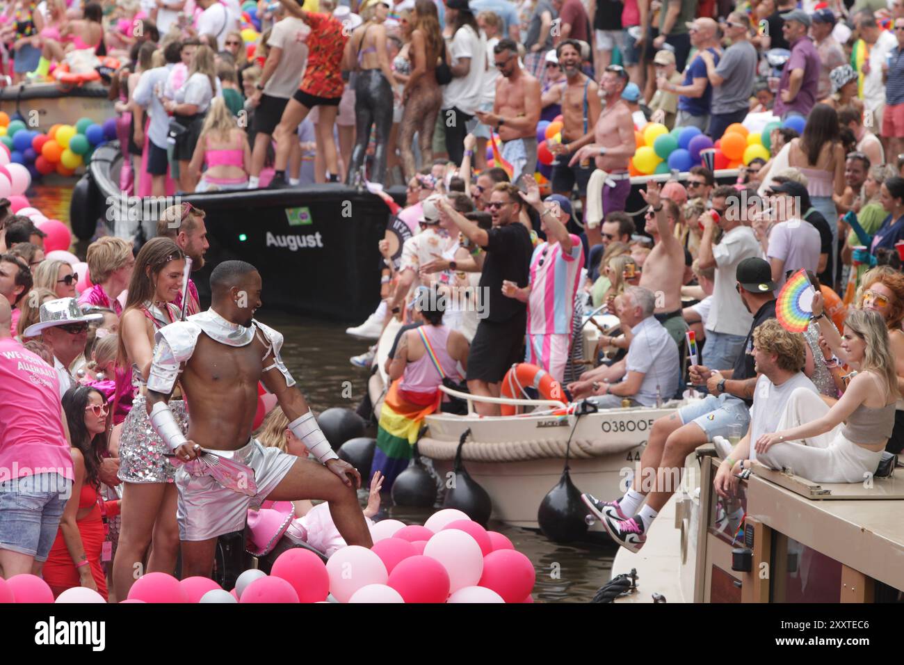 Fêtards on the Boat célèbre la parade LGBTQIA+ canal Pride sur le canal Prinsengracht avec le thème de cette année 'ensemble' le 3 août 2024 à AMS Banque D'Images