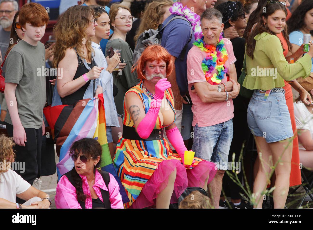 Les membres du public regardent le défilé LGBTQIA+ canal Pride Parade sur le canal Prinsengracht, avec le thème de cette année "ensemble" le 3 août 2024 à Amsterd Banque D'Images