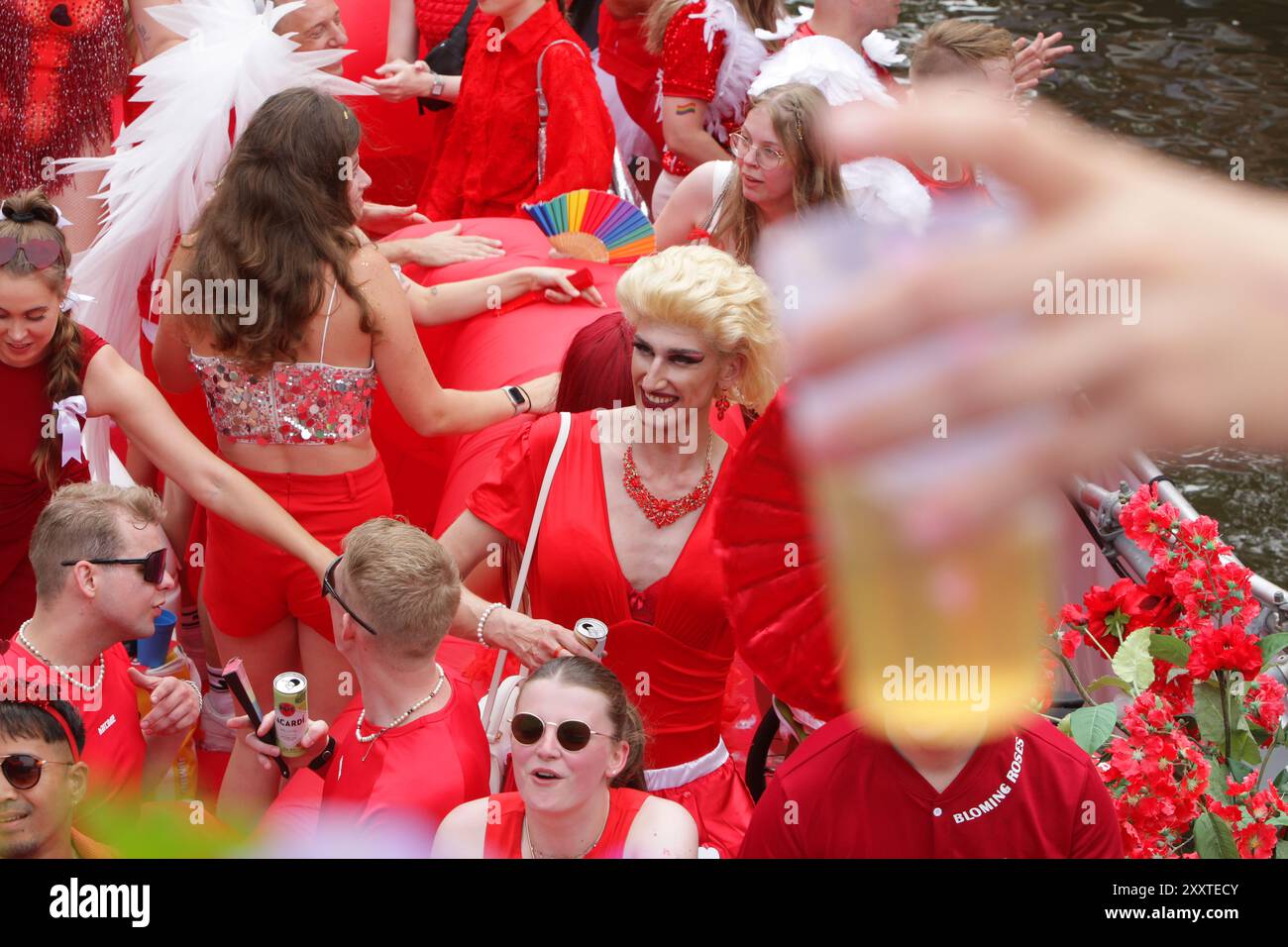 Fêtards on the Boat célèbre la parade LGBTQIA+ canal Pride sur le canal Prinsengracht avec le thème de cette année 'ensemble' le 3 août 2024 à AMS Banque D'Images