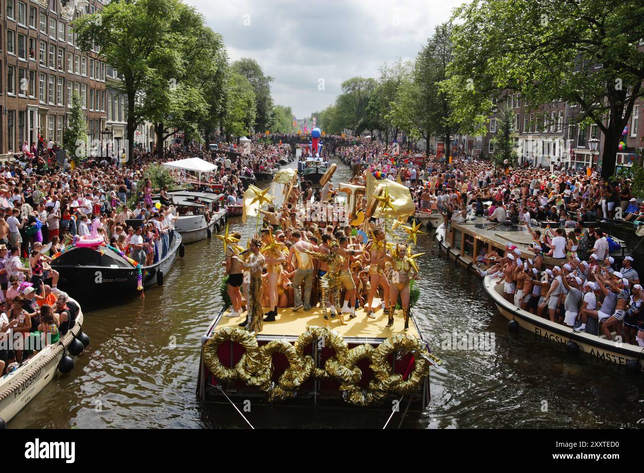 Fêtards on the Boat célèbre la parade LGBTQIA+ canal Pride sur le canal Prinsengracht avec le thème de cette année 'ensemble' le 3 août 2024 à AMS Banque D'Images