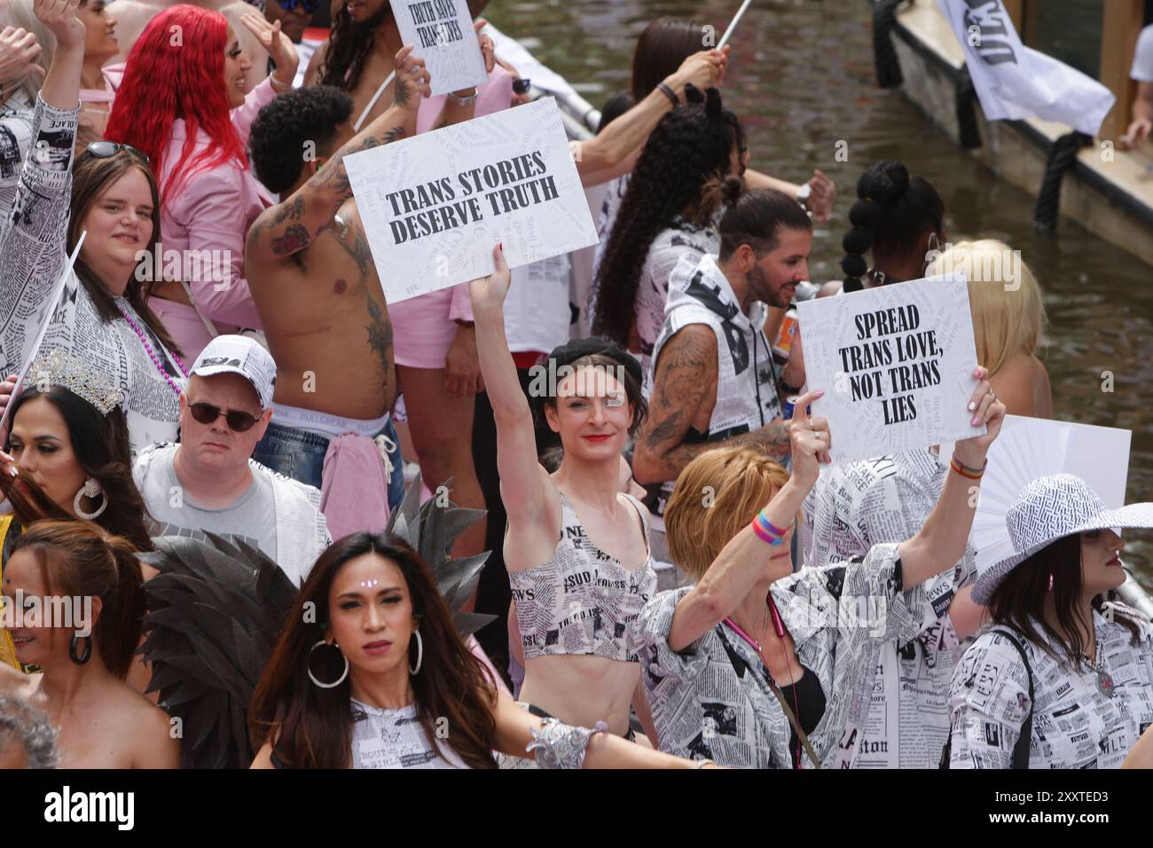 Fêtards on the Boat célèbre la parade LGBTQIA+ canal Pride sur le canal Prinsengracht avec le thème de cette année 'ensemble' le 3 août 2024 à AMS Banque D'Images