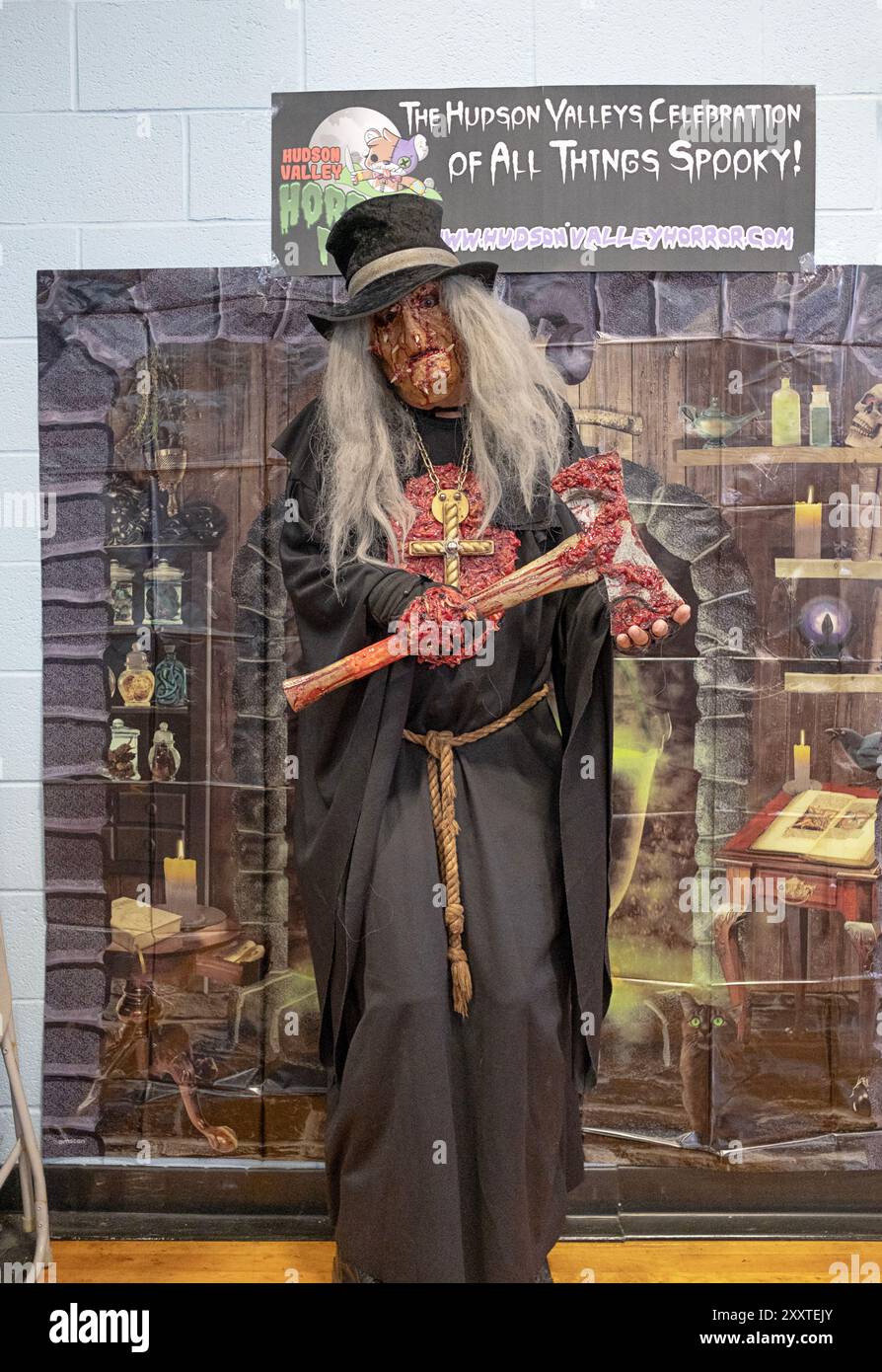 Photo posée d'un homme de 71 ans habillé comme un diable ou acteur de film d'horreur. Au Fishkill Horror Fest dans le comté de Dutchess, New York. Banque D'Images