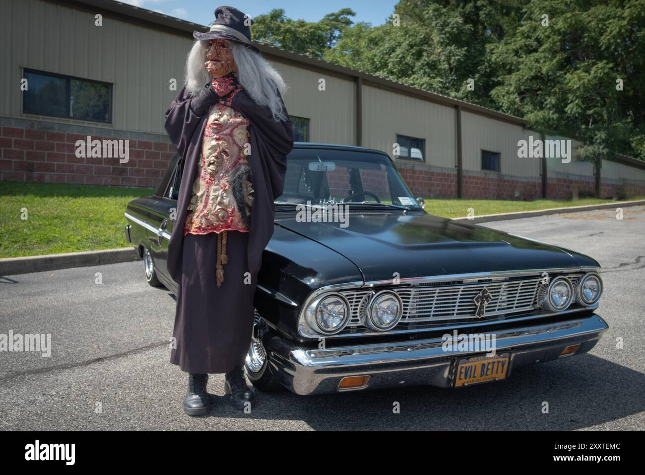 Un homme de 71 ans habillé comme un diable ou un acteur de film d'horreur devant sa ford '64 'Evil Betty. Au Fishkill Horror Fest dans le comté de Dutchess, New York. Banque D'Images