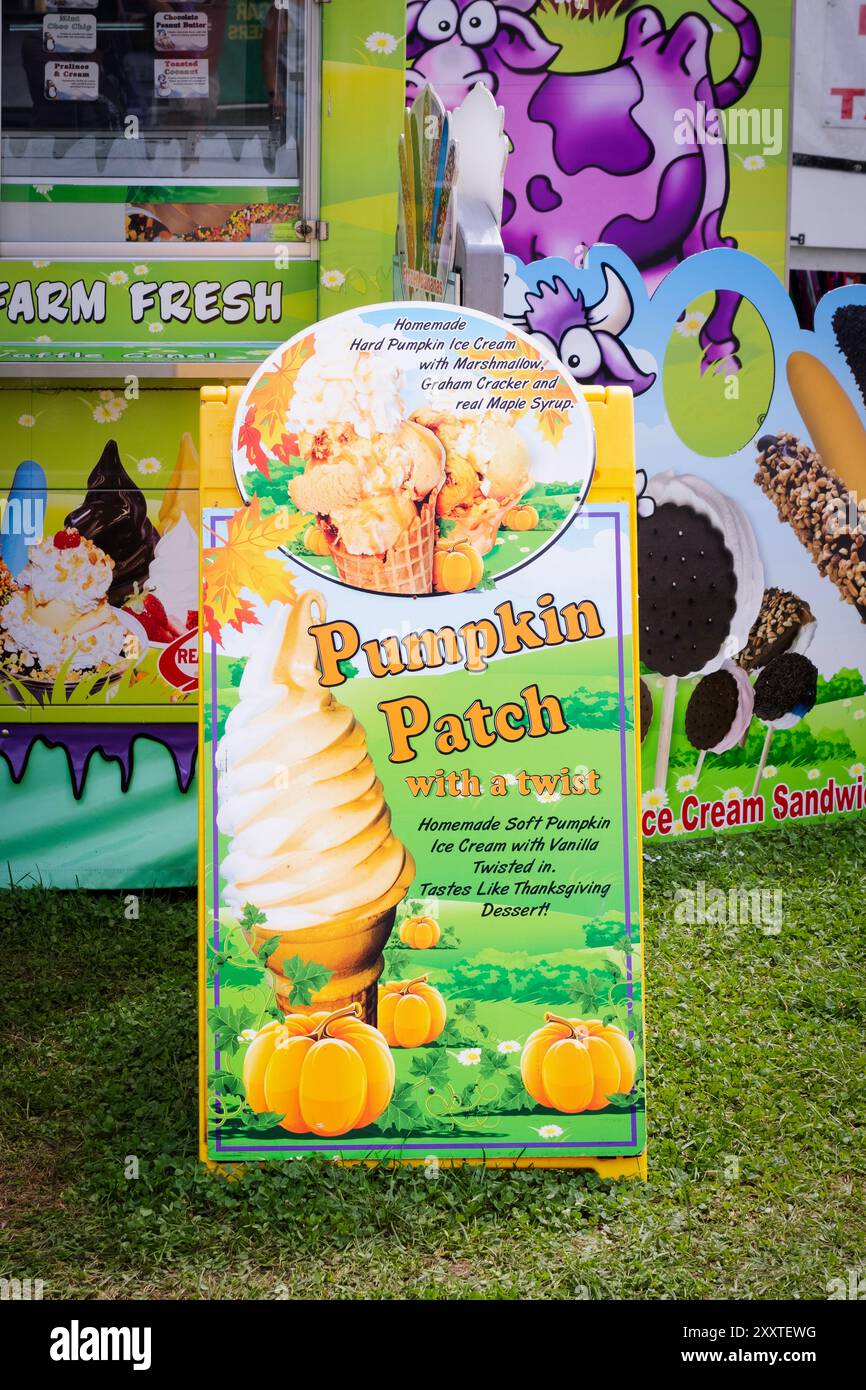 Pumpkin Patch avec une crème glacée maison Twist en vente chez Polar Bear Ice Cream, un grand stand à la foire du comté de Dutchess à Rhinebeck, New York. Banque D'Images
