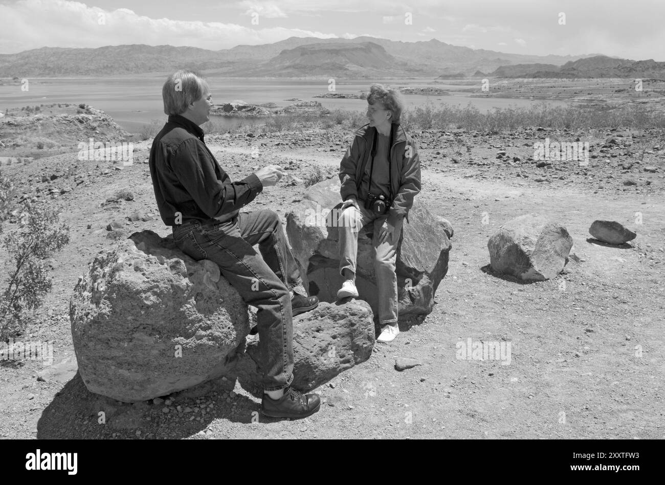 Homme et femme caucasiens de 55 à 60 ans prenant une pause à Lake Mead National Recreation Area dans le Nevada. ÉTATS-UNIS. Banque D'Images