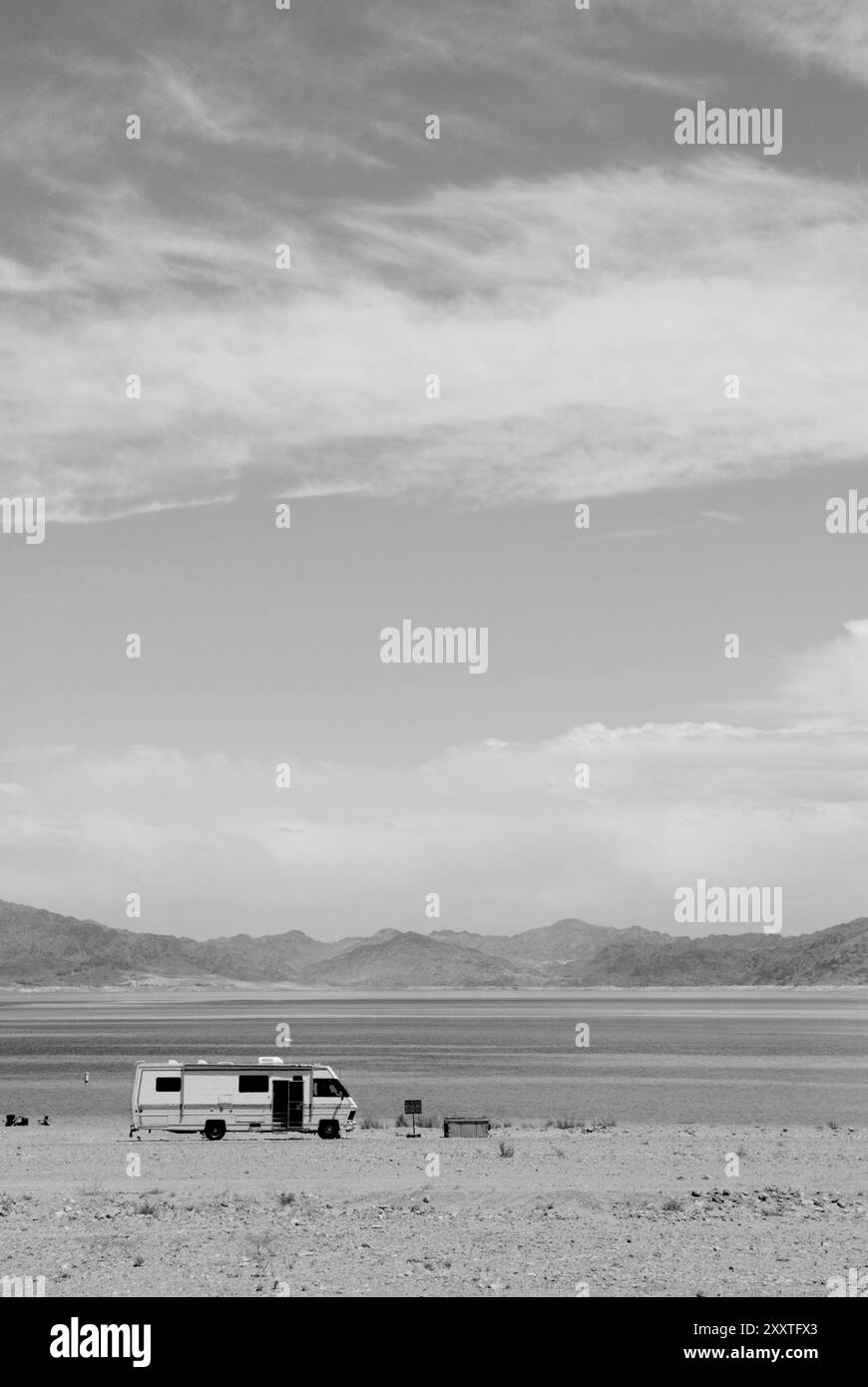 Camping-car garé sur la plage de Lake Mead National Recreation Area dans le Nevada, États-Unis.. Banque D'Images