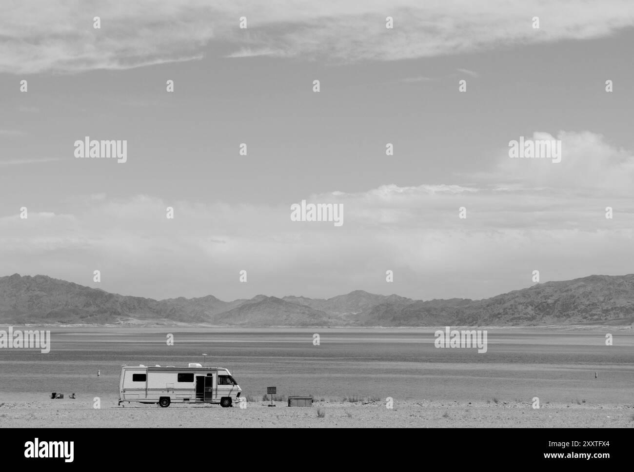 Camping-car garé sur la plage de Lake Mead National Recreation Area dans le Nevada, États-Unis. Banque D'Images