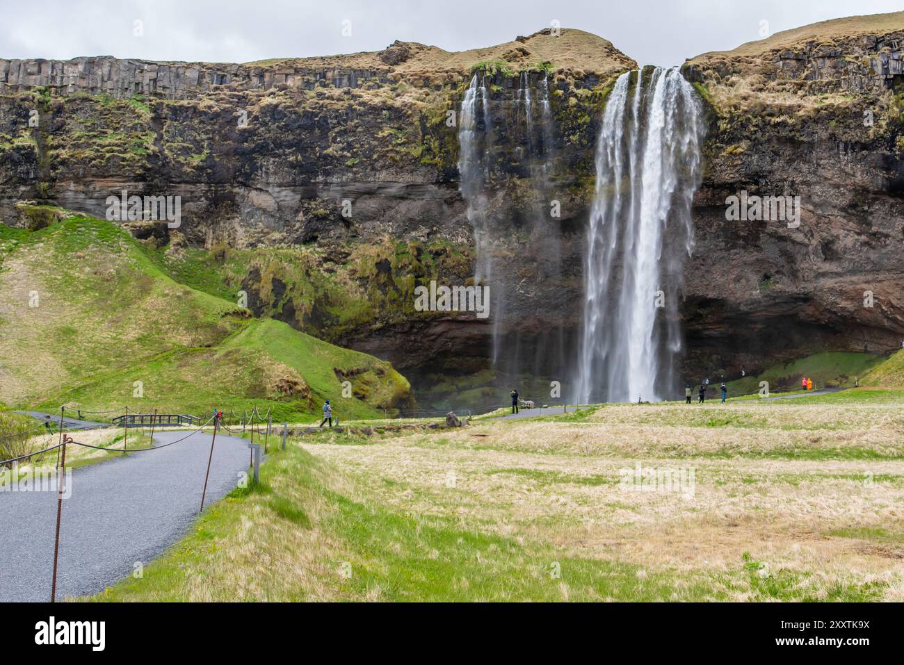 Célèbre cascade Seljalandsfoss sur la côte sud de l'Islande Banque D'Images