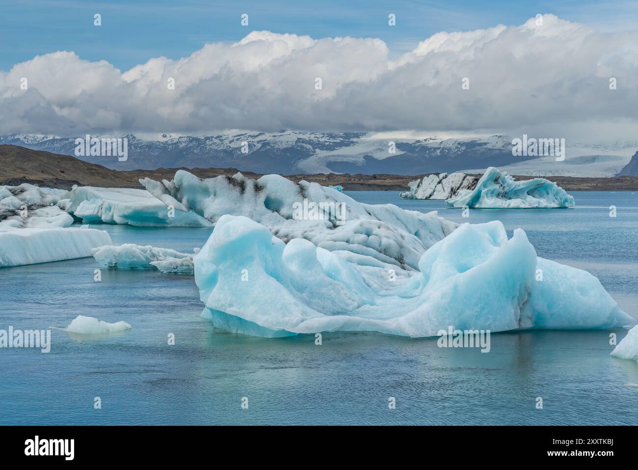 Joekulsarlon Glacier Lagoon paysage avec de la glace bleue au sud de l'Islande, fond une chaîne de montagnes avec de la neige Banque D'Images
