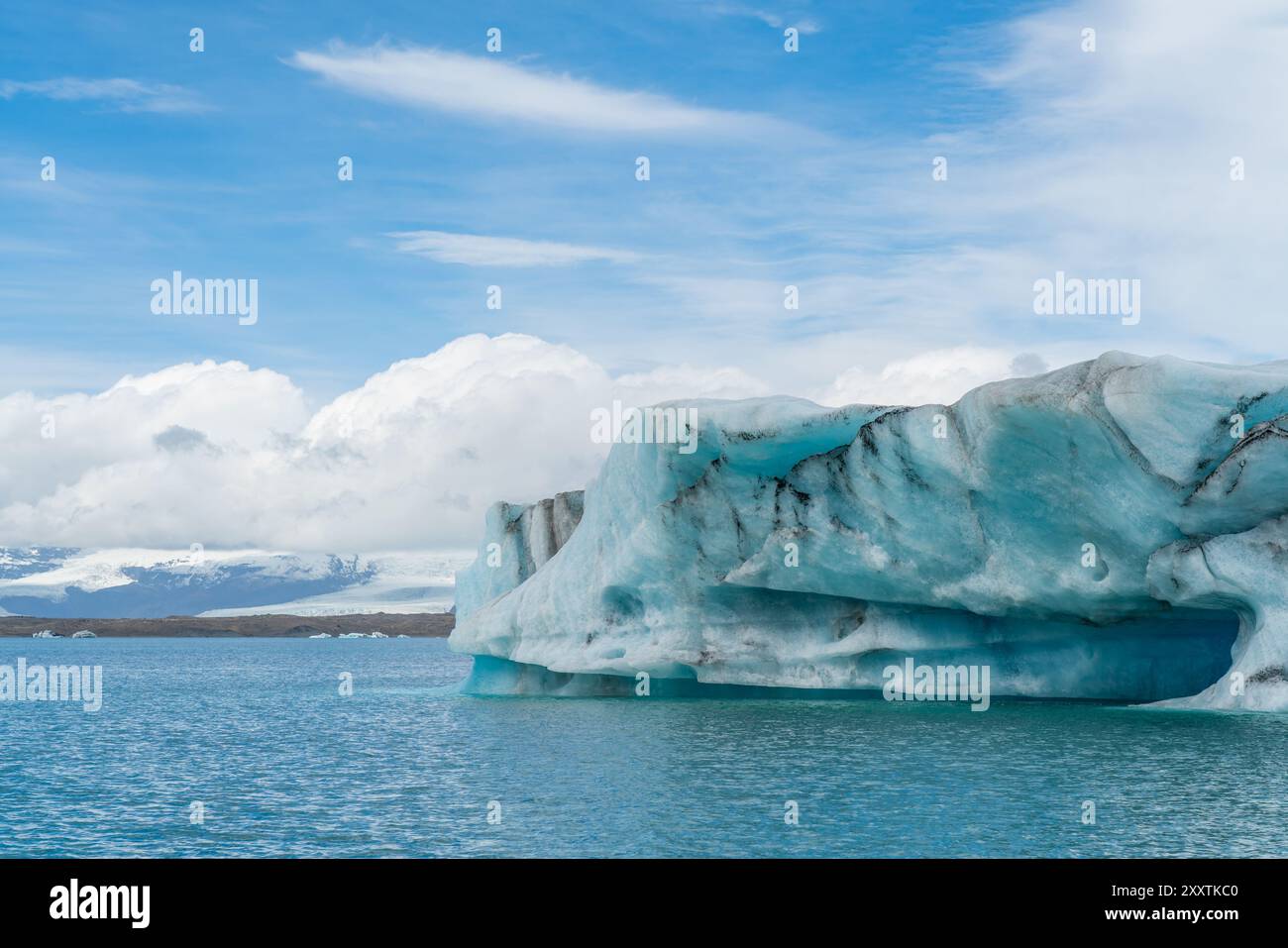 Joekulsarlon Glacier Lagoon paysage avec de la glace bleue au sud de l'Islande, fond une chaîne de montagnes avec de la neige Banque D'Images
