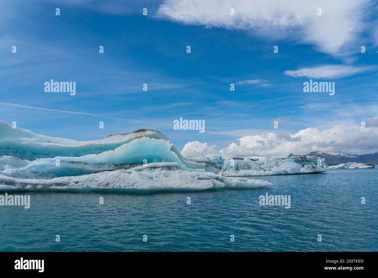 Joekulsarlon Glacier Lagoon paysage avec de la glace bleue au sud de l'Islande, fond une chaîne de montagnes avec de la neige Banque D'Images
