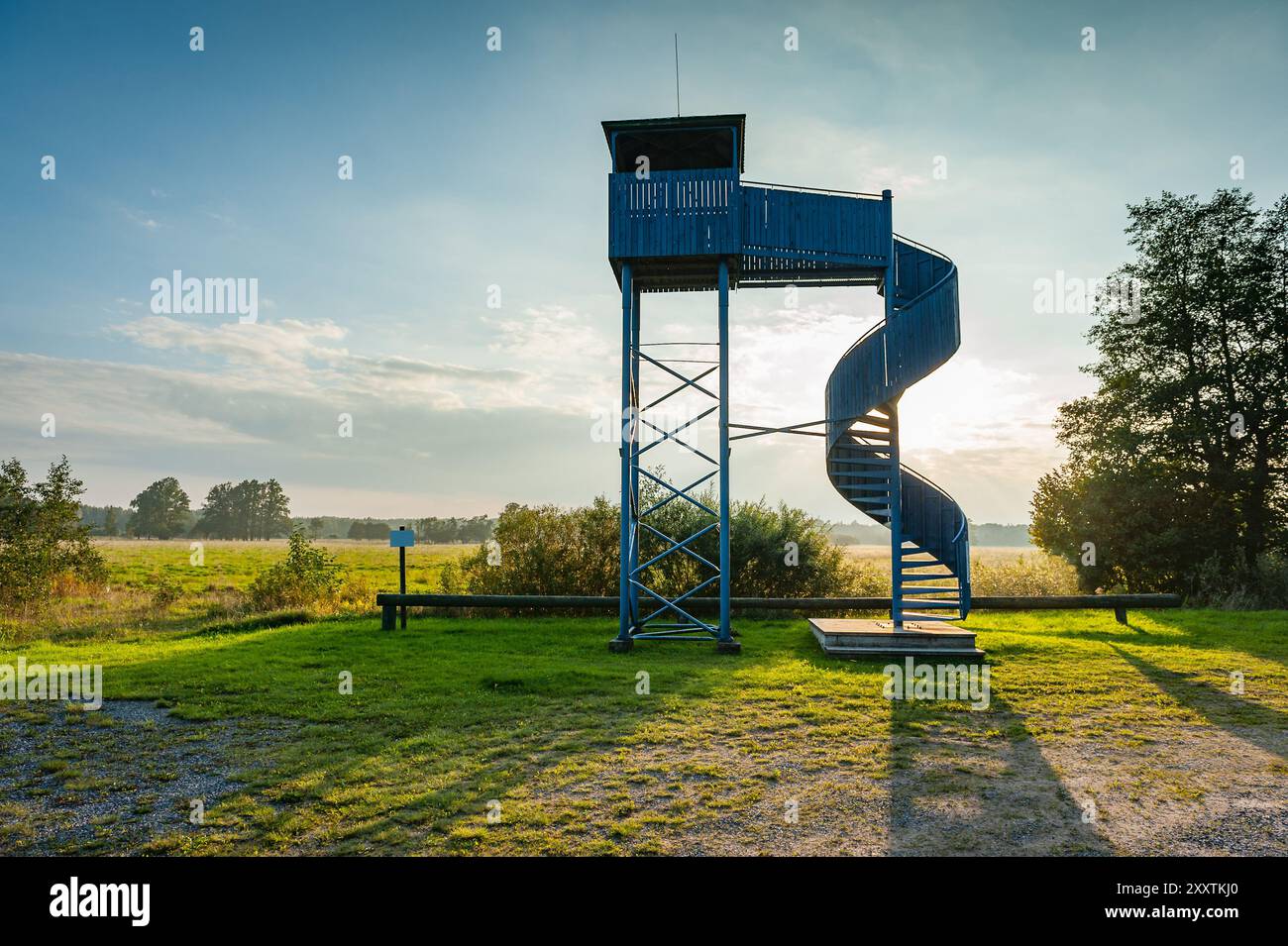 Plate-forme d'observation des oiseaux au parc national de Soomaa, Estonie. Plate-forme d'observation dans les rayons du coucher du soleil. Banque D'Images