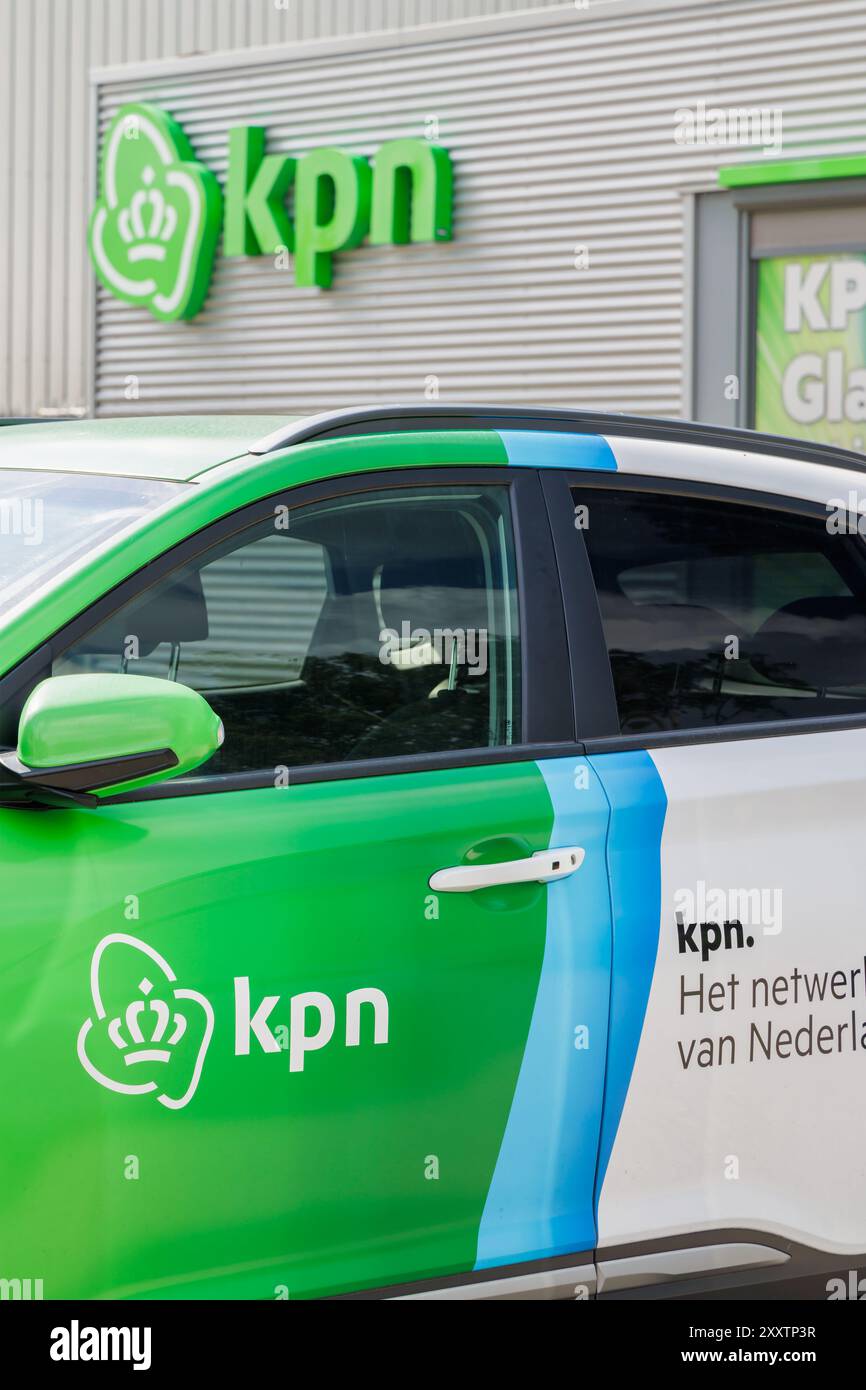 Arnhem, pays-Bas - 11 juillet 2024 : enseigne de magasin et voiture de service de KPN, une société de télécommunications néerlandaise, à Arnhem, pays-Bas Banque D'Images