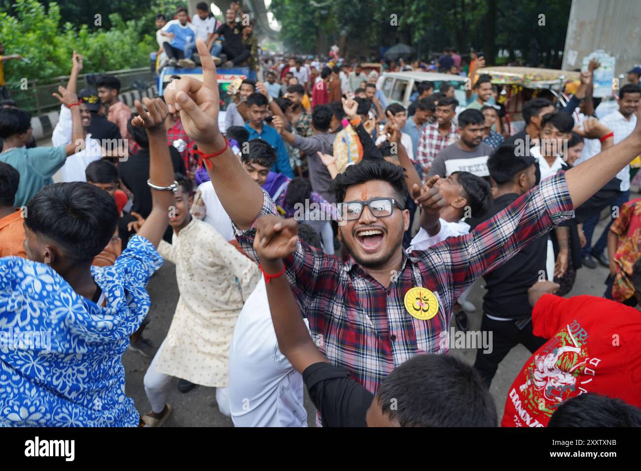 Dhaka, Dhaka, Bangladesh. 26 août 2024. En raison des inondations qui se poursuivent dans 12 districts, y compris dans la région orientale du Bangladesh, le Comité de célébration du Puja du Bangladesh a décidé d'observer de manière limitée la procession traditionnelle du Janmashtami pour Lord Shri Krishna. La procession a eu lieu aujourd'hui, 26 août 2024, commençant de Palashi à l'Université de Dhaka et se terminant au parc Bahadur Shah dans le Vieux Dhaka. Pendant le cortège, il y avait une présence importante des forces de l'ordre pour prévenir tout désordre. Crédit : ZUMA Press, Inc/Alamy Live News Banque D'Images