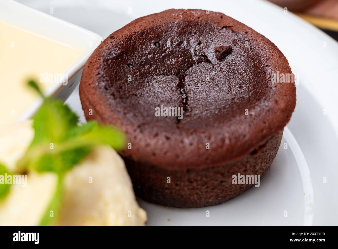 gâteau au chocolat français traditionnel (gâteau au chocolat ou brownie) servi avec glace à la vanille et crème anglaise Banque D'Images