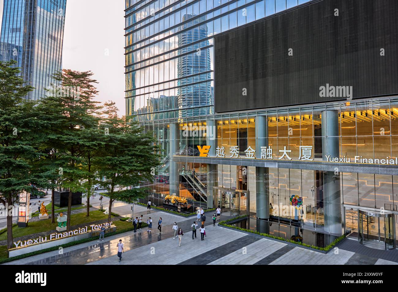 Les gens marchent à la porte d'entrée de la tour financière Yuexiu dans la nouvelle ville de Zhujiang, quartier central des affaires de la ville de Guangzhou, en Chine. Banque D'Images