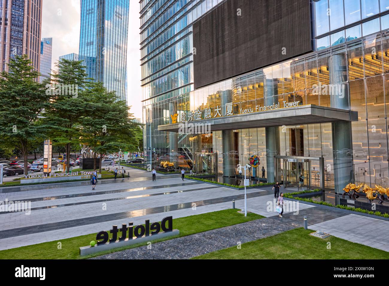Les gens marchent à la porte d'entrée de la tour financière Yuexiu dans la nouvelle ville de Zhujiang, quartier central des affaires de la ville de Guangzhou, en Chine. Banque D'Images
