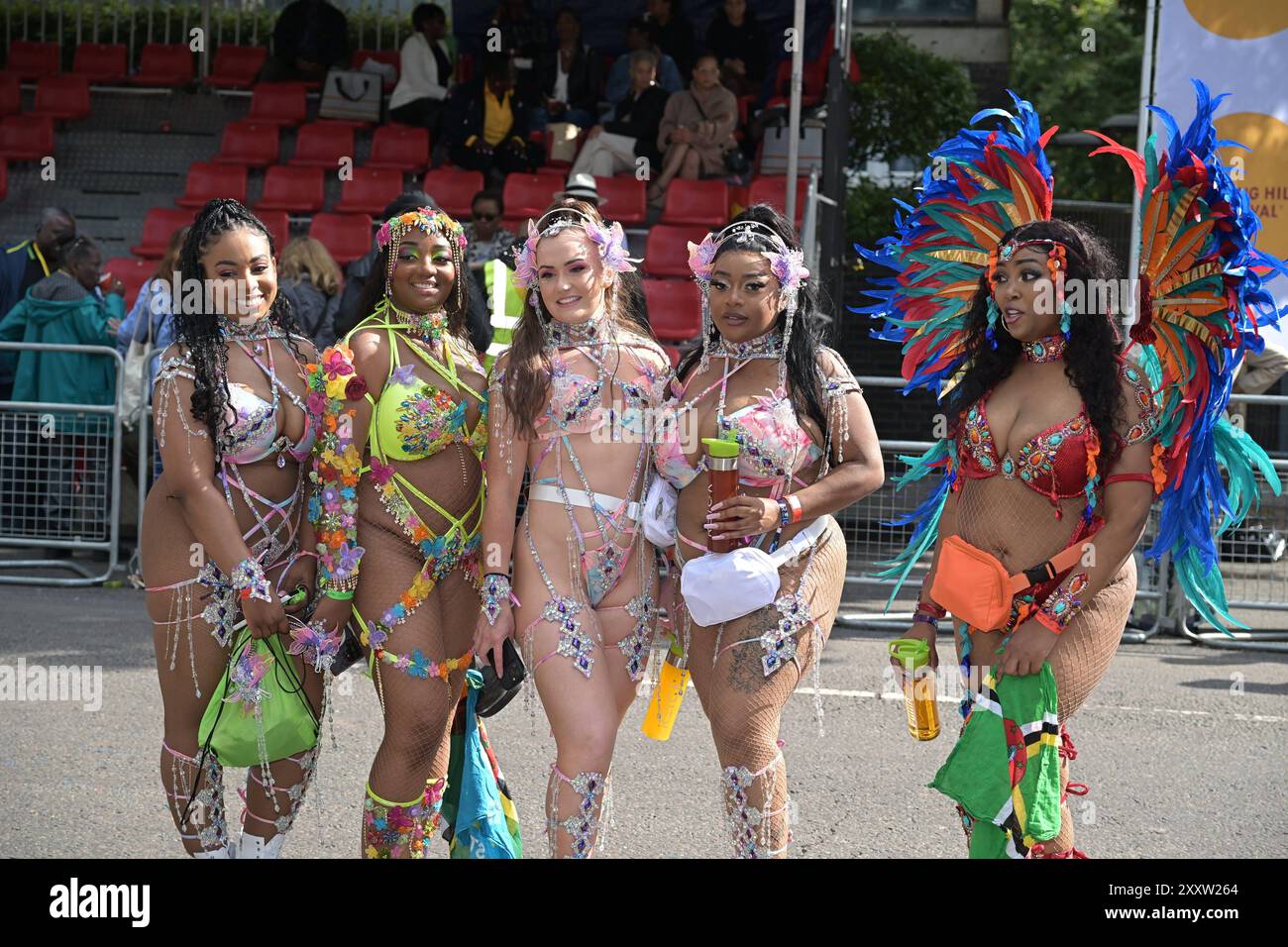 Jour du carnaval de Notting Hill lundi les fêtards prennent part à la parade du jour des adultes le lundi du carnaval de Notting Hill dans l'ouest de Londres au Royaume-Uni. La parade colorée est le point culminant du carnaval annuel qui a lieu pendant le week-end du jour férié du mois d'août. Londres Notting Hill UK Copyright : xMartinxDaltonx NottingHill Carnival 260824 MD 001 Banque D'Images