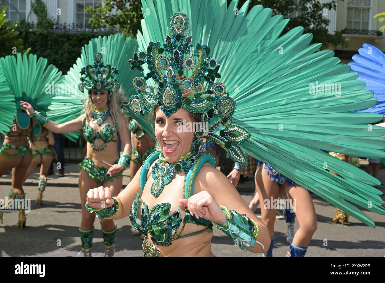 Jour du carnaval de Notting Hill lundi les fêtards prennent part à la parade du jour des adultes le lundi du carnaval de Notting Hill dans l'ouest de Londres au Royaume-Uni. La parade colorée est le point culminant du carnaval annuel qui a lieu pendant le week-end du jour férié du mois d'août. Londres Notting Hill UK Copyright : xMartinxDaltonx NottingHill Carnival 260824 MD 056 Banque D'Images