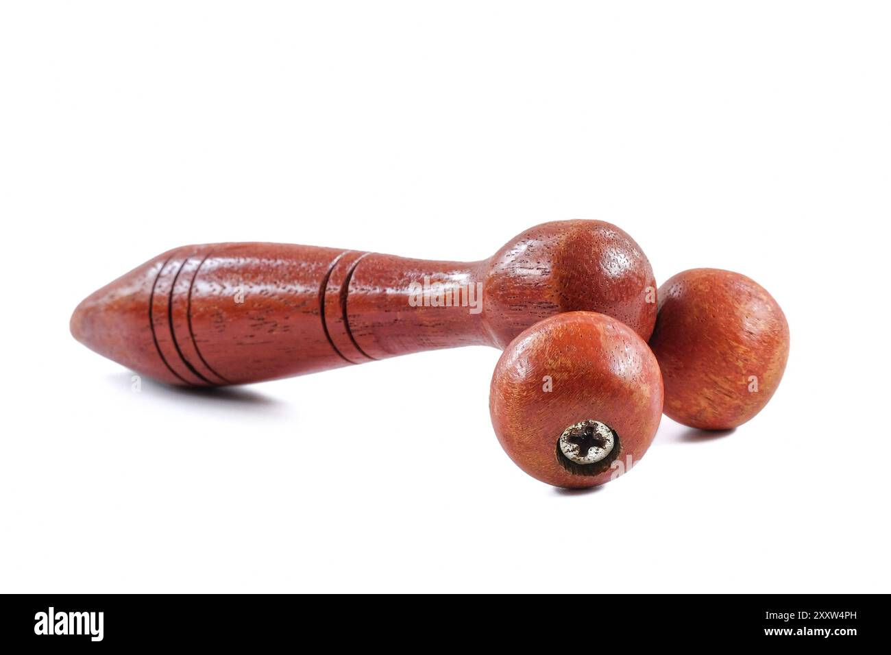 Masser les outils en bois en gros plan sur fond blanc. Banque D'Images