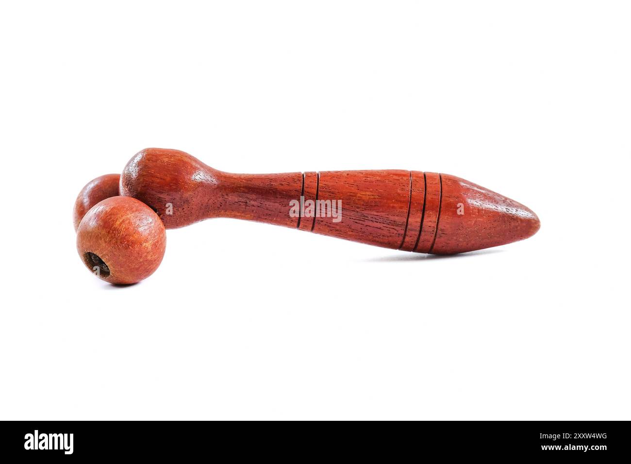 Masser les outils en bois en gros plan sur fond blanc. Banque D'Images