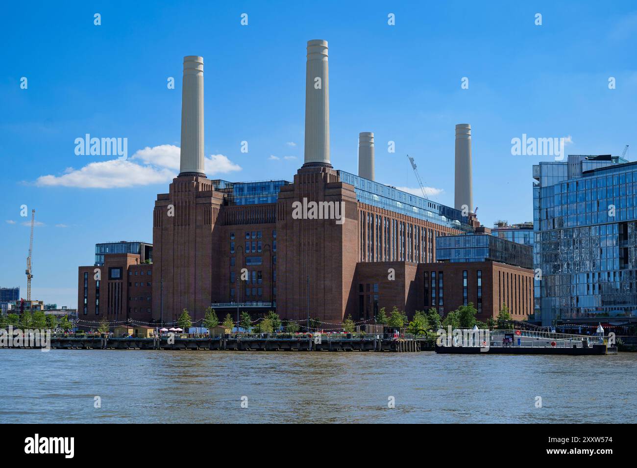 Londres - 06 14 2022 : vue de la centrale électrique de Battersea face à la Tamise Banque D'Images