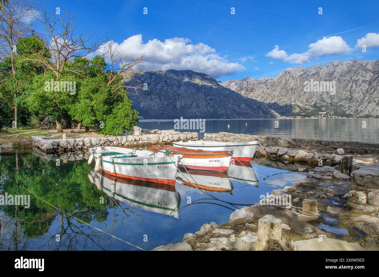 Vue sur la baie de Kotor depuis Prcanj avec des bateaux de pêche traditionnels, baie de Kotor, Montengro Banque D'Images