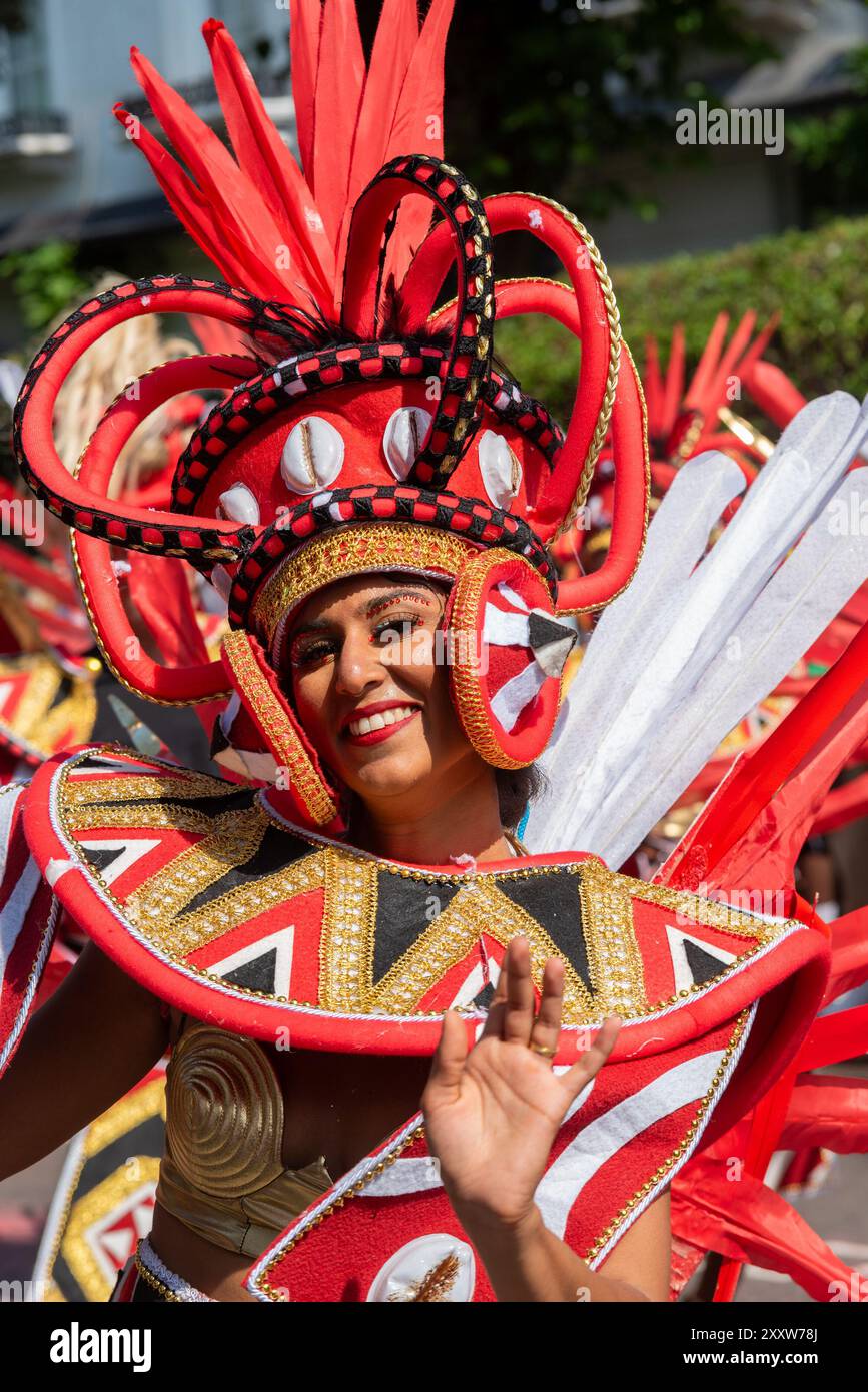 Notting Hill, Londres, Royaume-Uni. 26 août 2024. Le plus grand festival de rue d’Europe se déroule dans les rues de Notting Hill. Des danseurs exotiques et des groupes musicaux sur le thème jamaïcain défilent dans les rues, avec de la nourriture et des divertissements de rue autour de la région ajoutant à l'événement. Le Grand Parade a lieu le lundi jour férié comme point culminant du festival de trois jours, qui a commencé en 1966. Banque D'Images