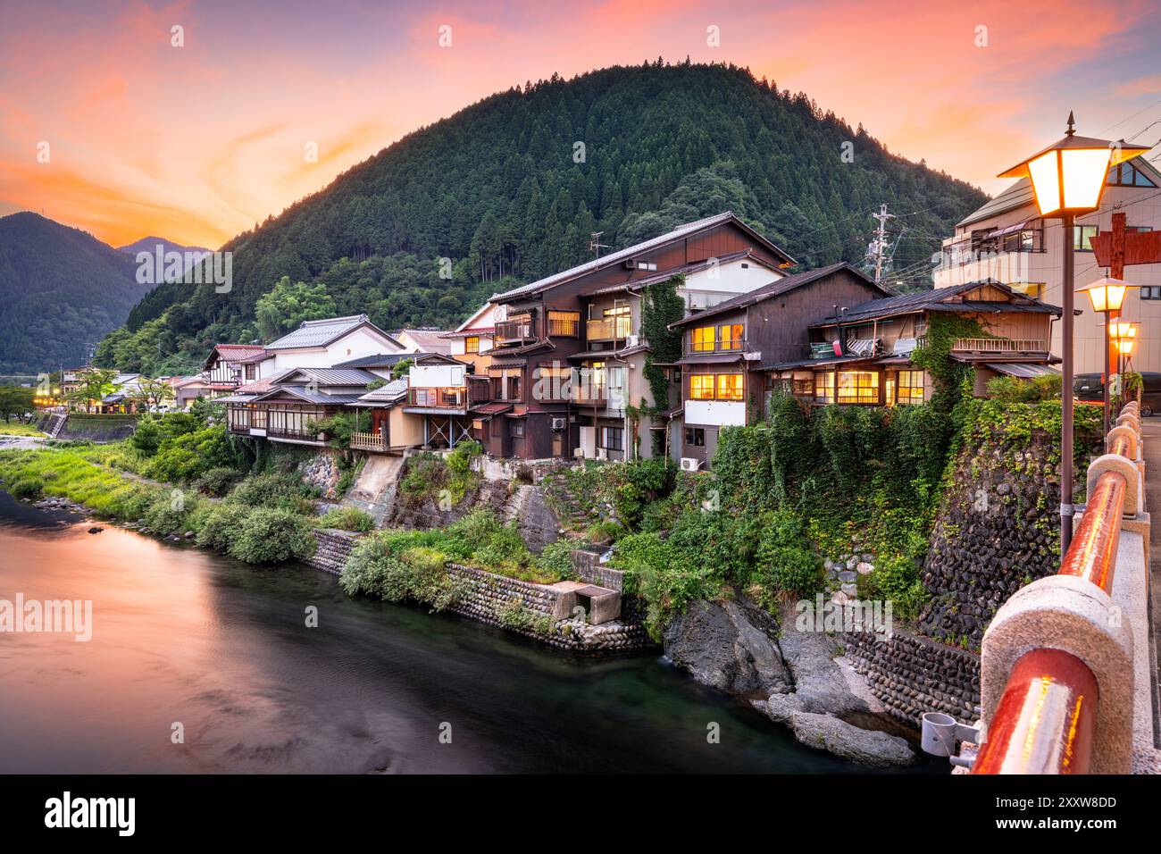 Gujo Hachiman, ville de sources chaudes du Japon au crépuscule sur la rivière Yoshida. Banque D'Images