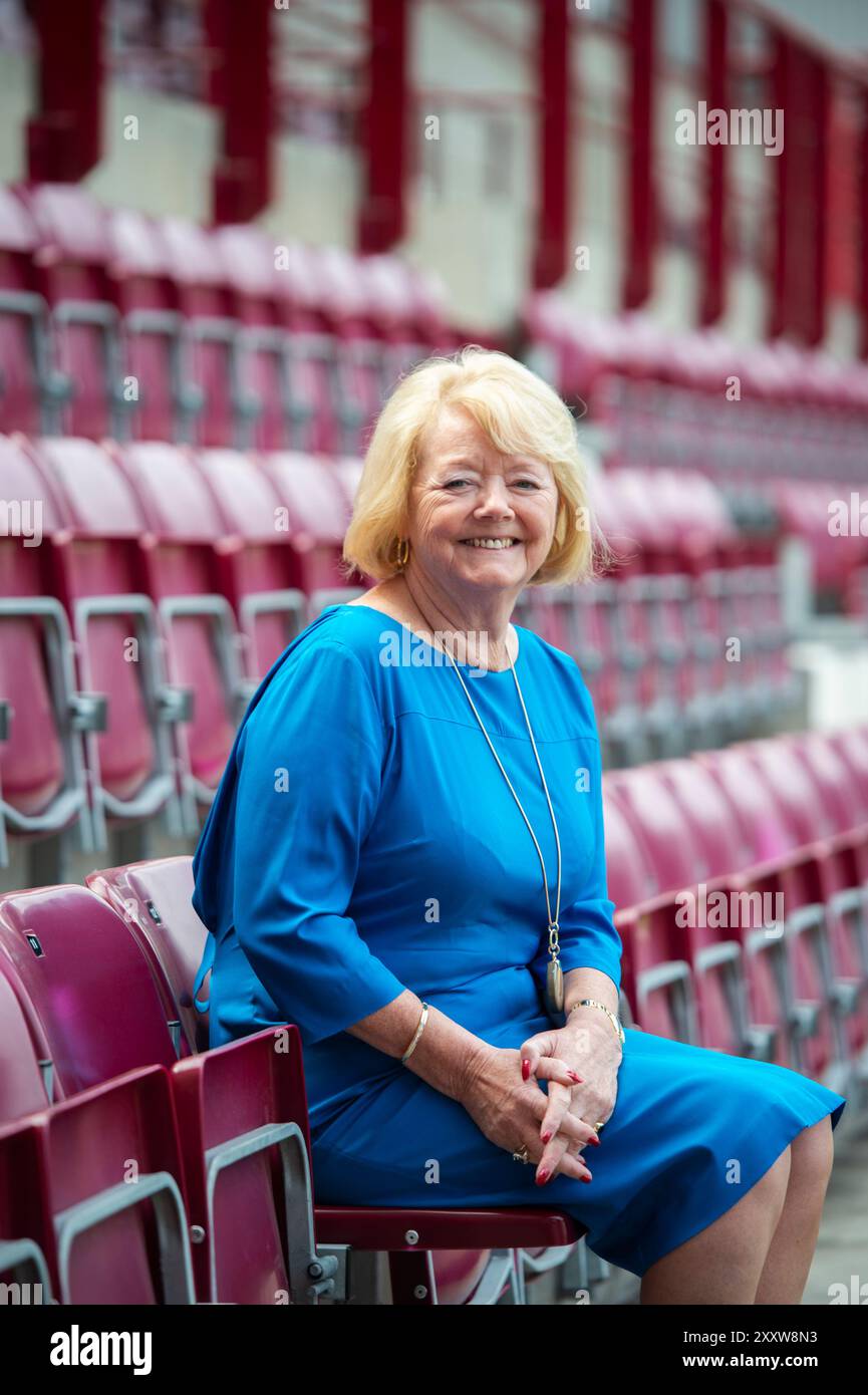 Portrait d'Ann Budge, femme d'affaires écossaise photographiée au Tynecastle Stadium, à Édimbourg. La maison du club de football Heart of Midlothian, H. Banque D'Images