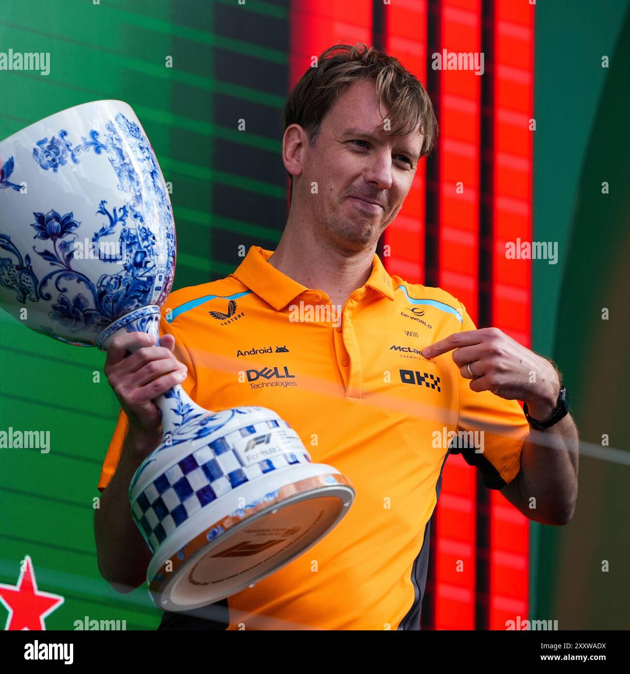 Zandvoort, pays-Bas. 25 août 2024. ZANDVOORT, PAYS-BAS - AOÛT 25 : L'ingénieur de course Will Joseph de McLaren Racing lors de la cérémonie du Trophée pendant F1 - Heineken GP néerlandais le 25 août 2024 à Zandvoort, pays-Bas. (Photo par Andre Weening/Orange Pictures) crédit : dpa/Alamy Live News Banque D'Images