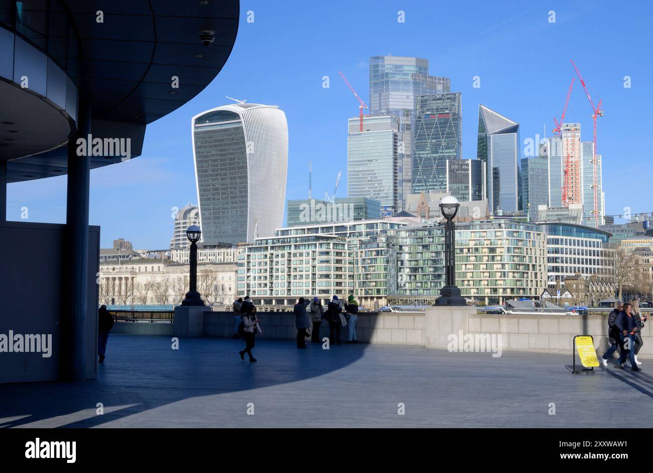 Londres, Royaume-Uni. Ville de Londres vue depuis le Queens Walk par l'hôtel de ville, de l'autre côté de la Tamise. Banque D'Images