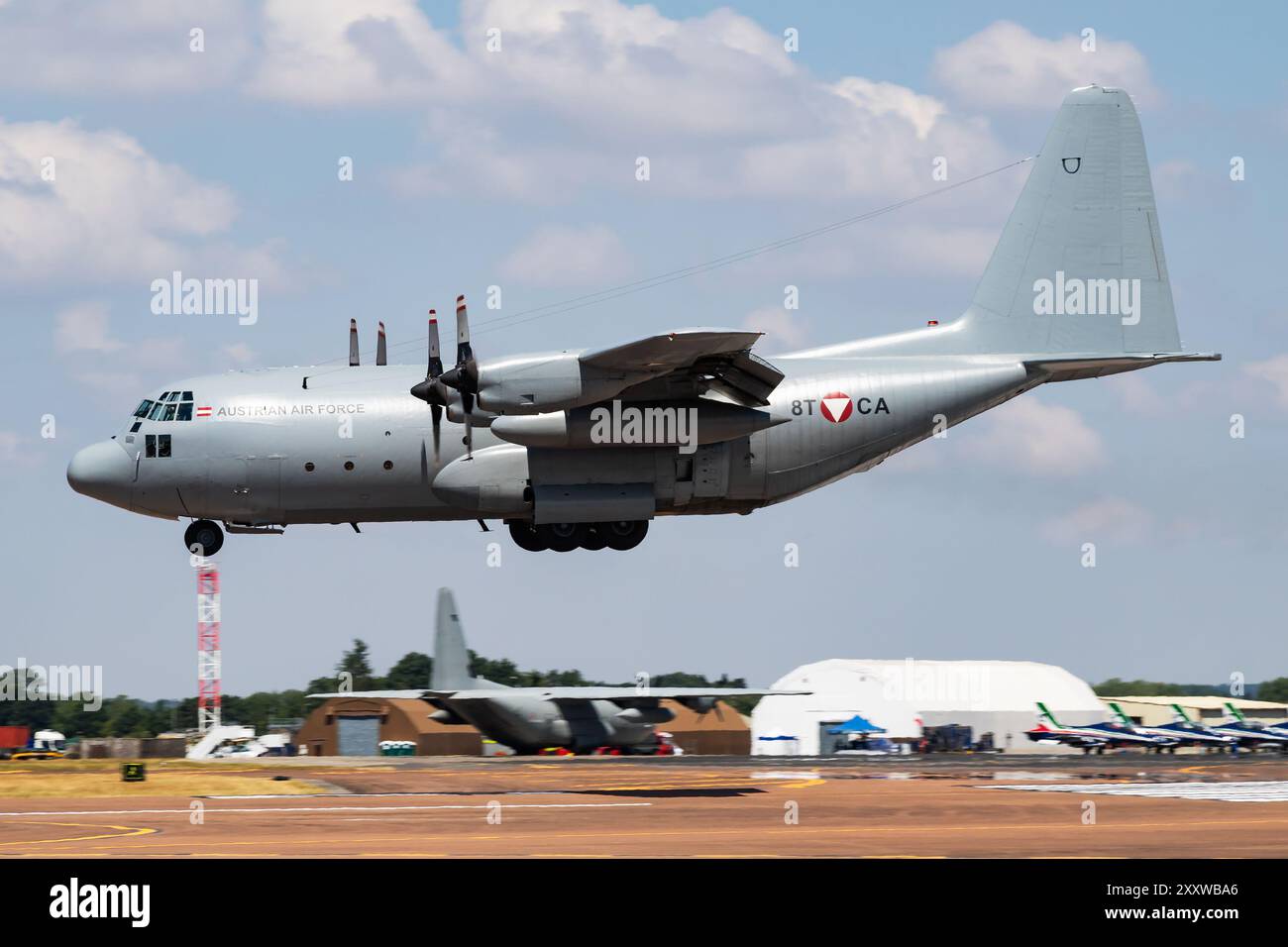 FAIRFORD / ROYAUME-UNI - 12 JUILLET 2018 : arrivée et atterrissage de l'avion de transport Lockheed C-130K Hercules de l'armée de l'air autrichienne pour le RIAT Royal Internationa Banque D'Images