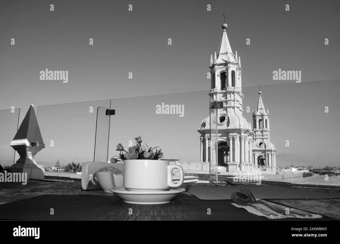 Café du matin à la terrasse sur le toit avec Basilique Cathédrale de la cloche d'Arequipa en toile de fond, Arequipa, Pérou, Amérique du Sud en Monochrome Banque D'Images