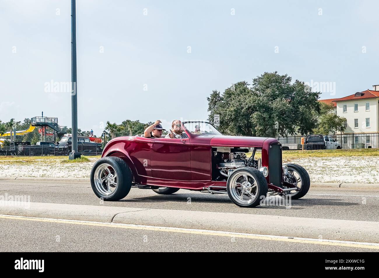 Gulfport, MS - 05 octobre 2023 : vue d'angle avant grand angle d'un Highboy Roadster Hot Rod 1932 Ford modèle B lors d'un salon automobile local. Banque D'Images