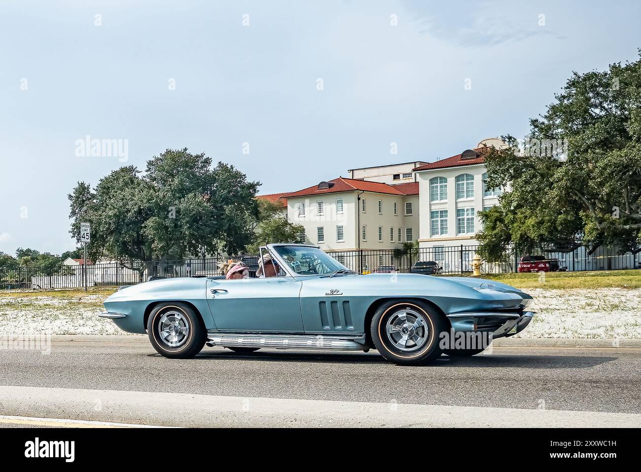 Gulfport, Mississippi - 5 octobre 2023 : vue latérale grand angle d'une Corvette Stingray Cabriolet 1966 de Chevrolet lors d'un salon automobile local. Banque D'Images