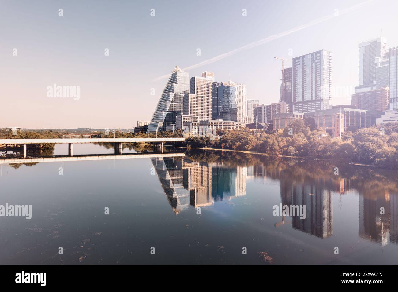 Horizon du centre-ville d'Austin. Austin est la capitale du Texas, aux États-Unis. Vue panoramique sur le quartier central des affaires et le lac Lady Bird sur le fleuve Colorado. Banque D'Images