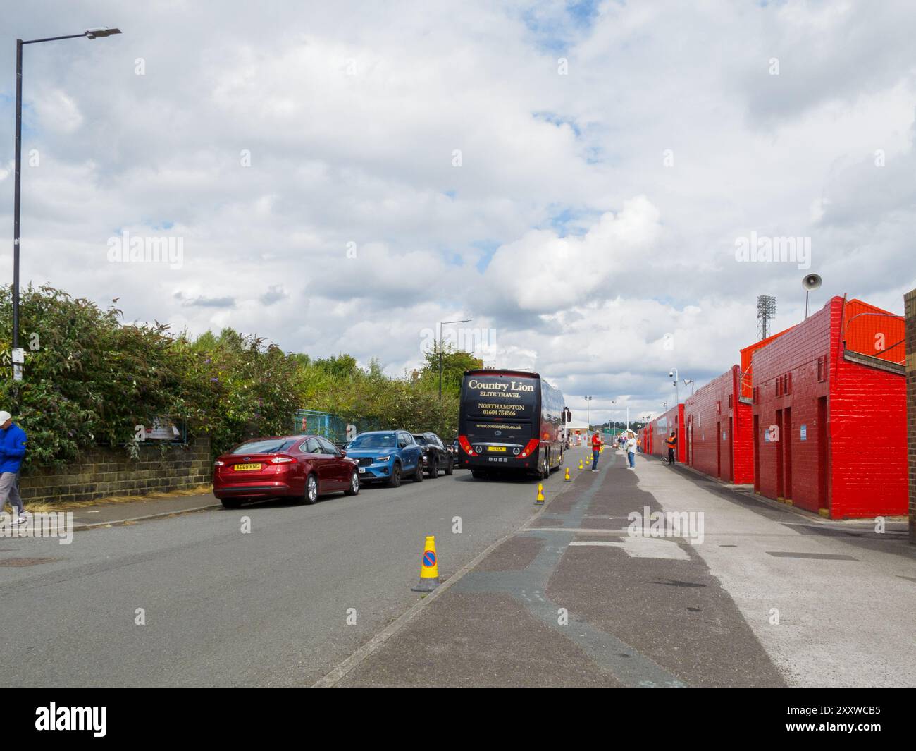 L'entraîneur de l'équipe Northampton arrivant à Oakwell (club de football Barnsley) Banque D'Images