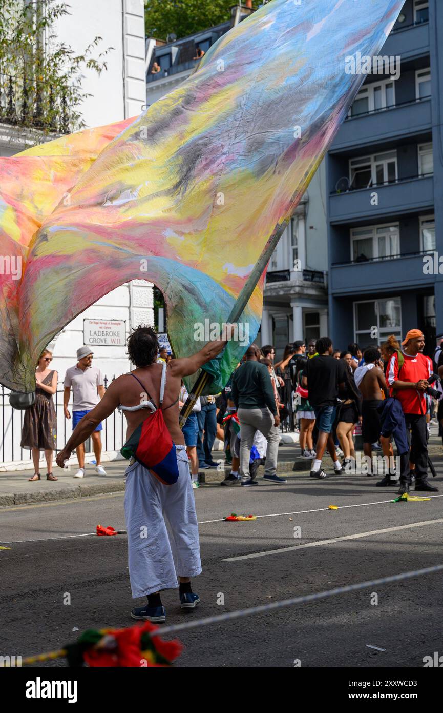 Londres, Royaume-Uni. 26 août 2024. Les gens apprécient le carnaval aujourd'hui, à Londres, au Royaume-Uni, mais avec des tensions après les coups de couteau d'hier laissant trois personnes à l'hôpital. Ici le groupe Baque do axe de Porto Rico danse dans le carnaval Credit : Mary-lu Bakker/Alamy Live News Banque D'Images