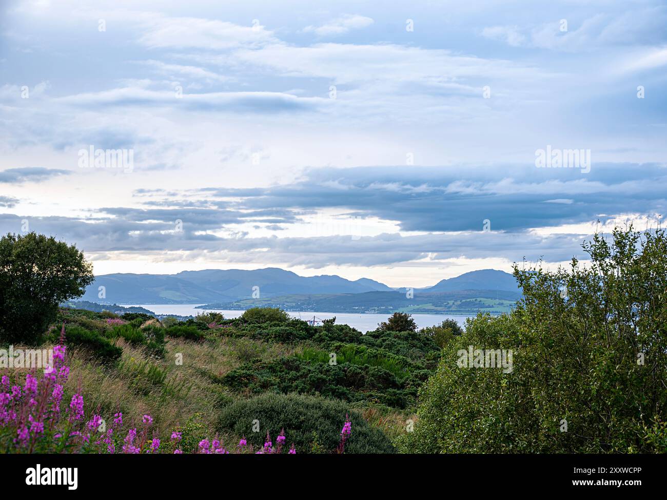 Photographie de paysage du point de vue de la rivière Clyde ; littoral ; ville ; soir ; colline; montagne ; belle ; bleu ; ciel ; nuage; Écosse ; Royaume-Uni ; Port Glasgow Banque D'Images