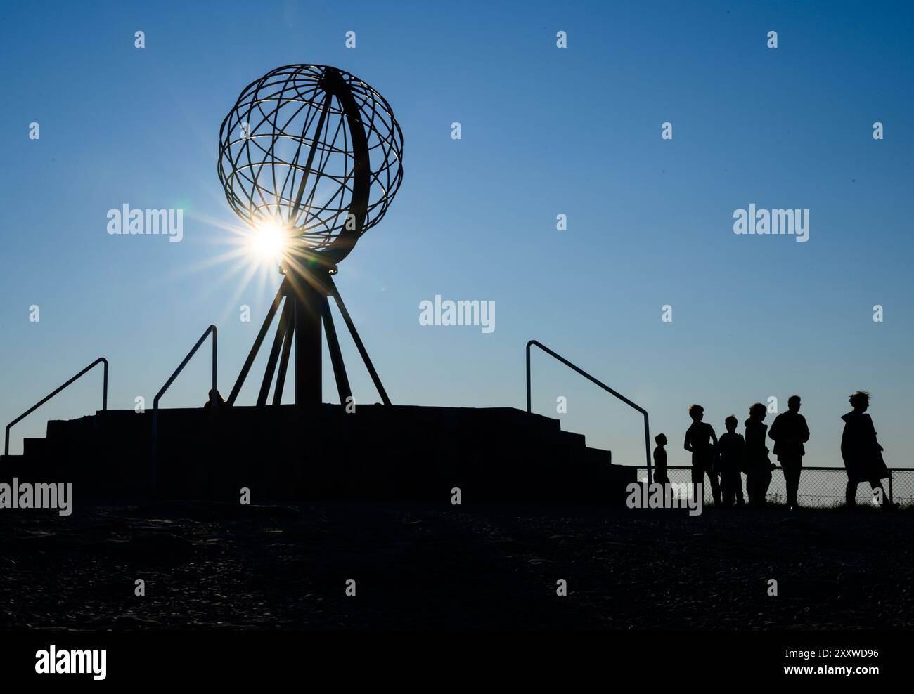 Honningsvag, Norvège. 05 août 2024. Le Cap Nord avec son globe en acier. Crédit : Patrick Pleul/dpa/Alamy Live News Banque D'Images