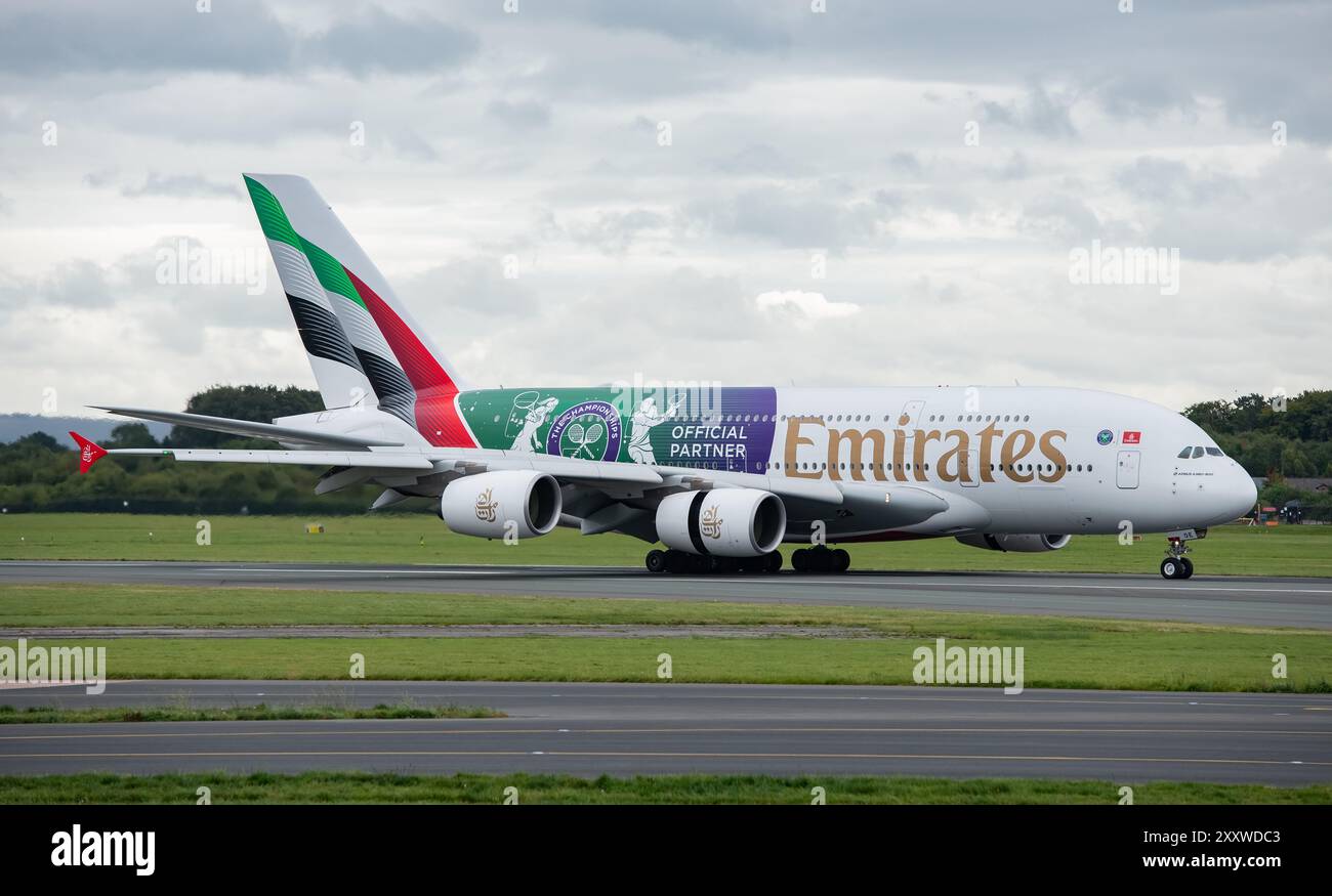 L'Airbus A380-861 d'Emirates, immatriculé A6-EOE, visite l'aéroport de Manchester sous le numéro EK017 pour le vol entrant et sous le numéro EK018 pour le vol sortant. Banque D'Images