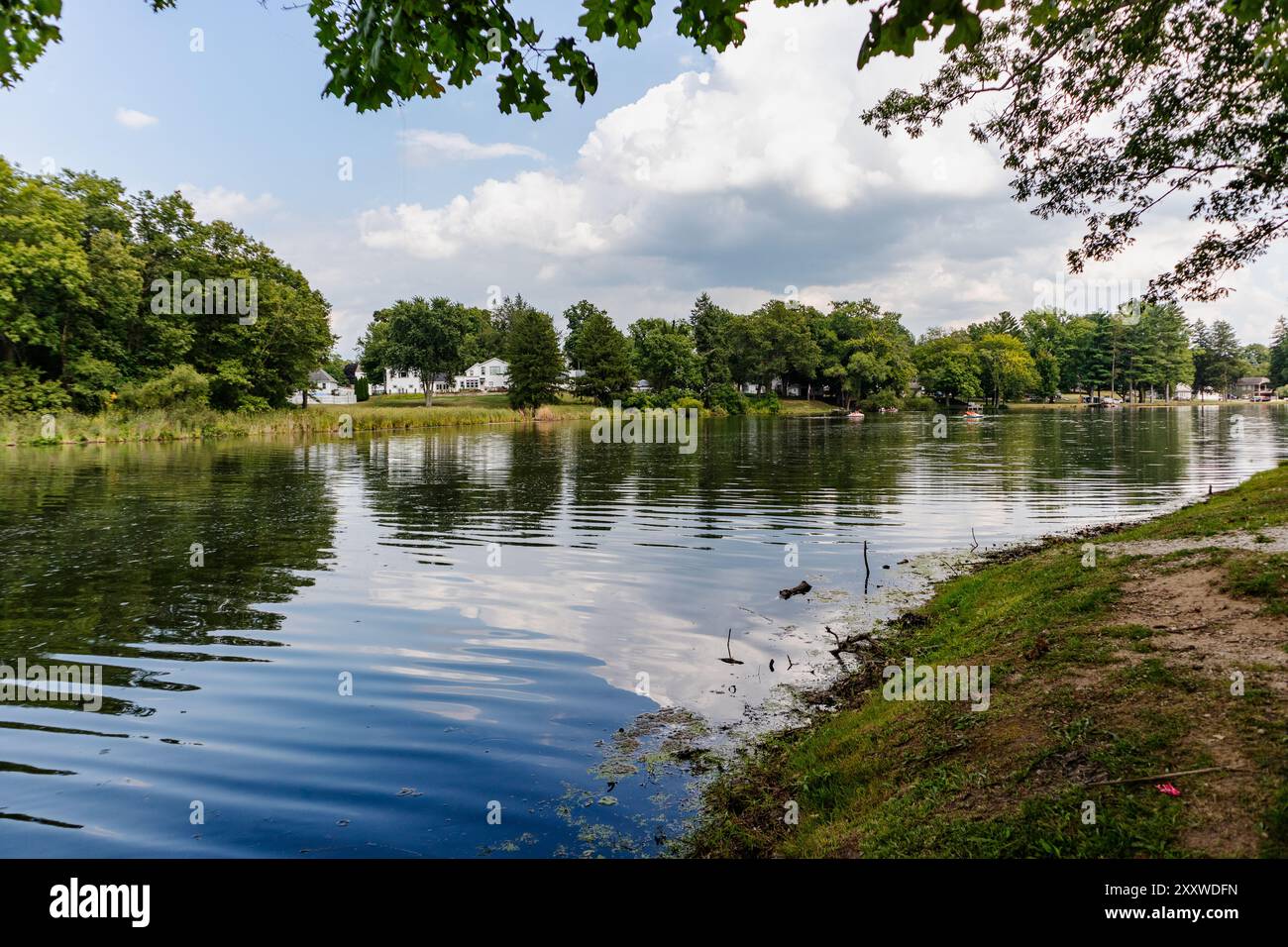 Photo pittoresque de Mill Pond entouré de maisons Banque D'Images